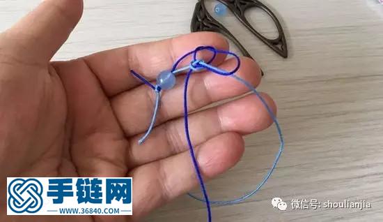 中國結(jié)種類很多，今天給大家分享一款平結(jié)手鏈。