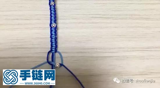 中國結(jié)種類很多，今天給大家分享一款平結(jié)手鏈。