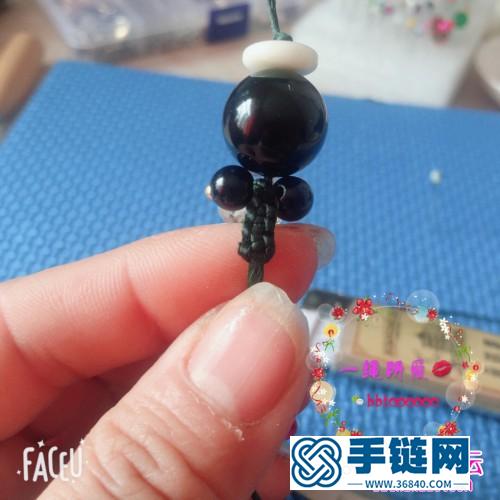 繩和珠子做線頭可愛小人掛件的編制教程