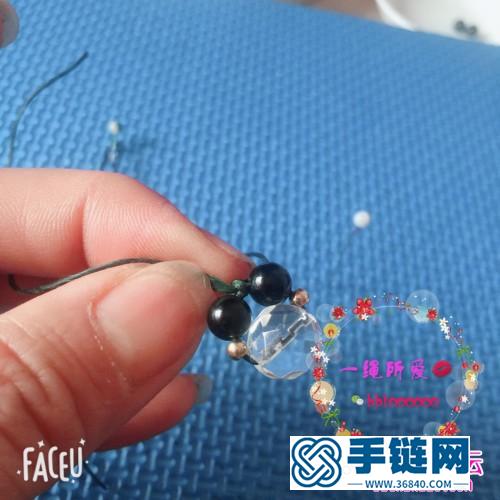 繩和珠子做線頭可愛小人掛件的編制教程
