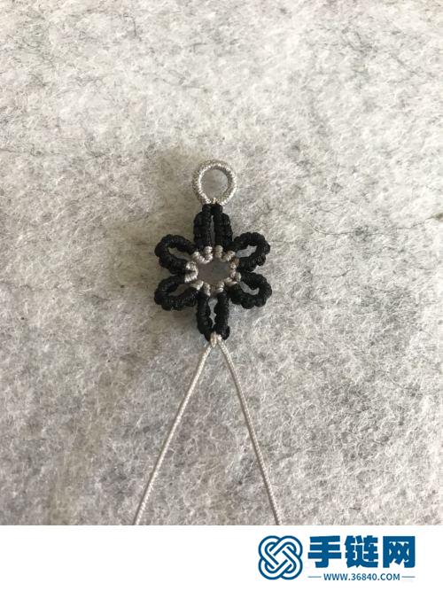 中國結清新玉線拼色小花小葉頸鏈的詳細編制方法