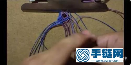 三色簡約蠟線手繩的詳細制作步驟圖