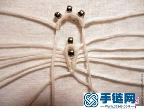 中國結(jié)白色耳墜的制作方法