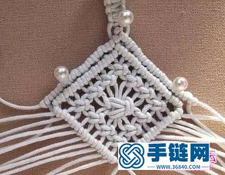 中國結編織鏤空蕾絲鉆石菱形掛件圖解
