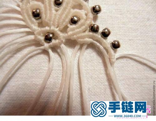 中國結(jié)白色耳墜的制作方法