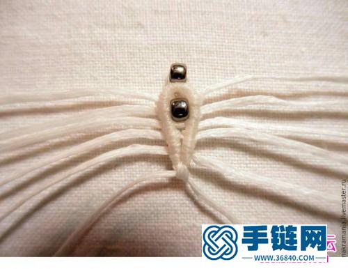 中國結(jié)白色耳墜的制作方法