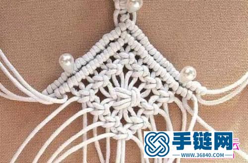 中國結編織鏤空蕾絲鉆石菱形掛件圖解