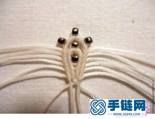 中國結(jié)白色耳墜的制作方法