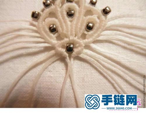 中國結(jié)白色耳墜的制作方法