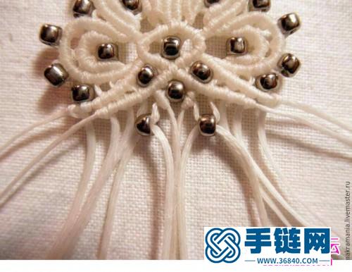 中國結(jié)白色耳墜的制作方法