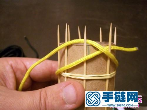 利用衛生紙筒和牙簽來制作旋轉的繩編作品圖