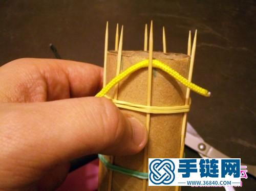 利用衛生紙筒和牙簽來制作旋轉的繩編作品圖