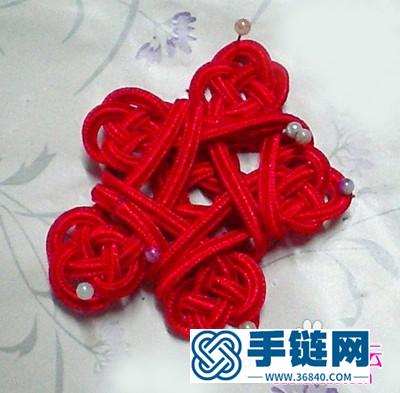中國結(jié)編結(jié)制作的五福胸花教程步驟