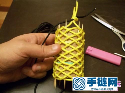 利用衛生紙筒和牙簽來制作旋轉的繩編作品圖