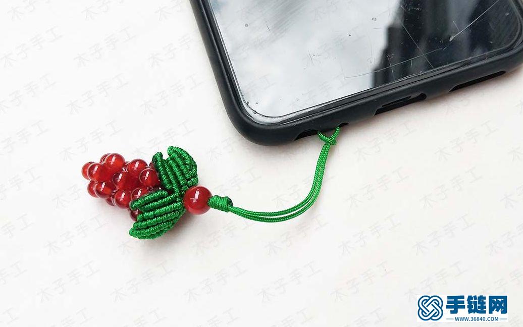 給昨天的串珠小葡萄編葉子，并組合，掛在手機(jī)上真的很好看