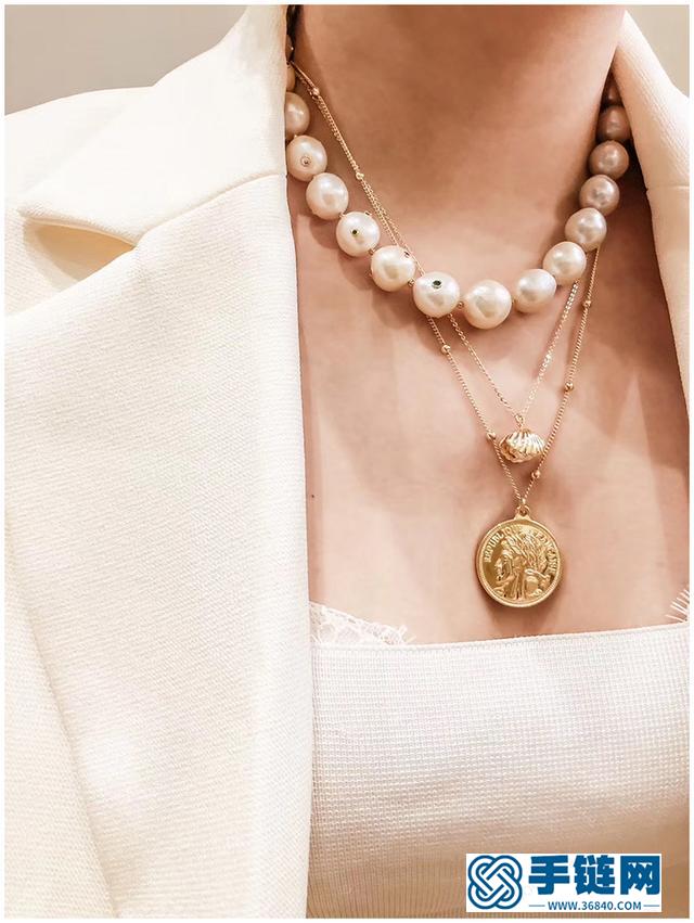 金項鏈這樣疊戴，既有時尚感又不俗氣