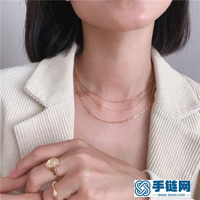 金項鏈這樣疊戴，既有時尚感又不俗氣