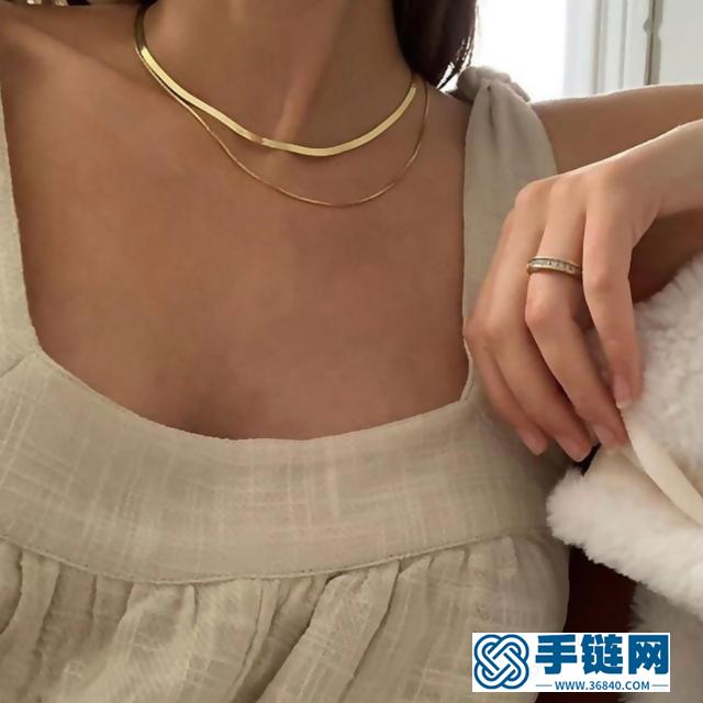 金項鏈這樣疊戴，既有時尚感又不俗氣