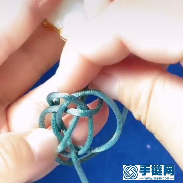 吊墜上面漂亮的紐扣結，原來是這么打的，趕緊收藏起來，太實用了