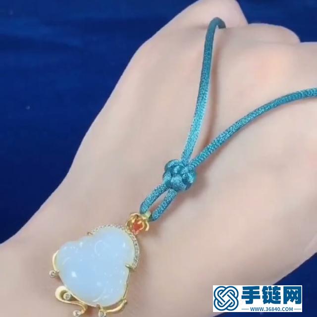 吊墜上面漂亮的紐扣結，原來是這么打的，趕緊收藏起來，太實用了