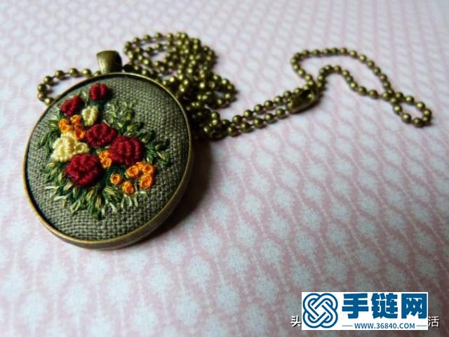 一段線，一小塊布就能做一個(gè)獨(dú)一無(wú)二的吊墜了，附教程