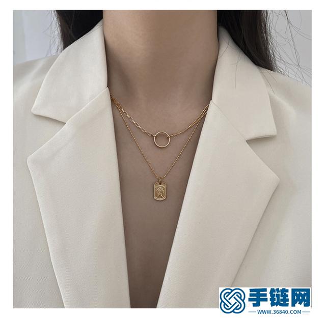 金項鏈這樣疊戴，既有時尚感又不俗氣