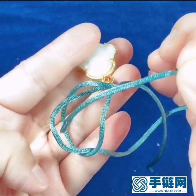 吊墜上面漂亮的紐扣結，原來是這么打的，趕緊收藏起來，太實用了