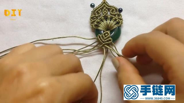 項鏈吊墜的編法 脖子掛繩編寶石項鏈吊墜，步驟（2）