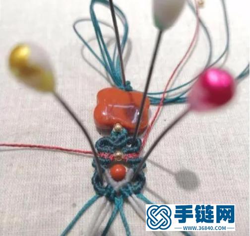 2個圓珠，2個小鈴鐺，4個銀珠，8根蠟繩編出中國風手鏈，附教程