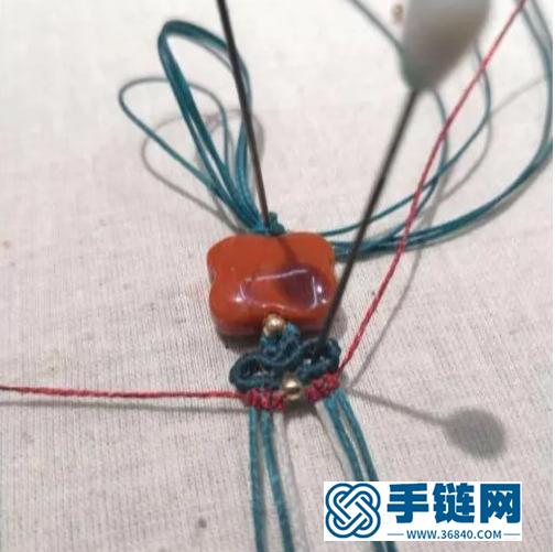 2個圓珠，2個小鈴鐺，4個銀珠，8根蠟繩編出中國風手鏈，附教程