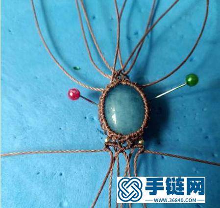 一雙巧手就可以把普通石頭和繩子變成手鏈，這就是化腐朽為神奇吧