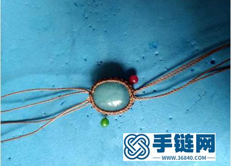 一雙巧手就可以把普通石頭和繩子變成手鏈，這就是化腐朽為神奇吧