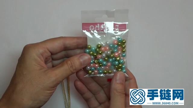用這個方法編織彩珠手鏈，女孩子們戴起來非常漂亮（圖解）