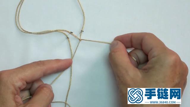 用這個(gè)方法編織彩珠手鏈，女孩子們戴起來非常漂亮（圖解）