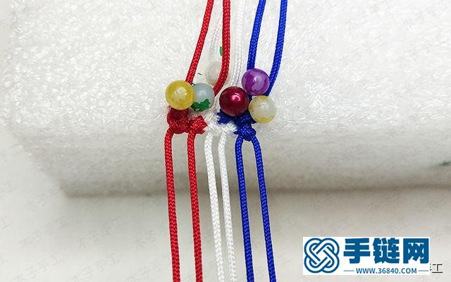 這款紅繩手鏈男生女生都可以戴，編法也是非常簡(jiǎn)單，海軍風(fēng)