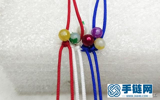 這款紅繩手鏈男生女生都可以戴，編法也是非常簡(jiǎn)單，海軍風(fēng)