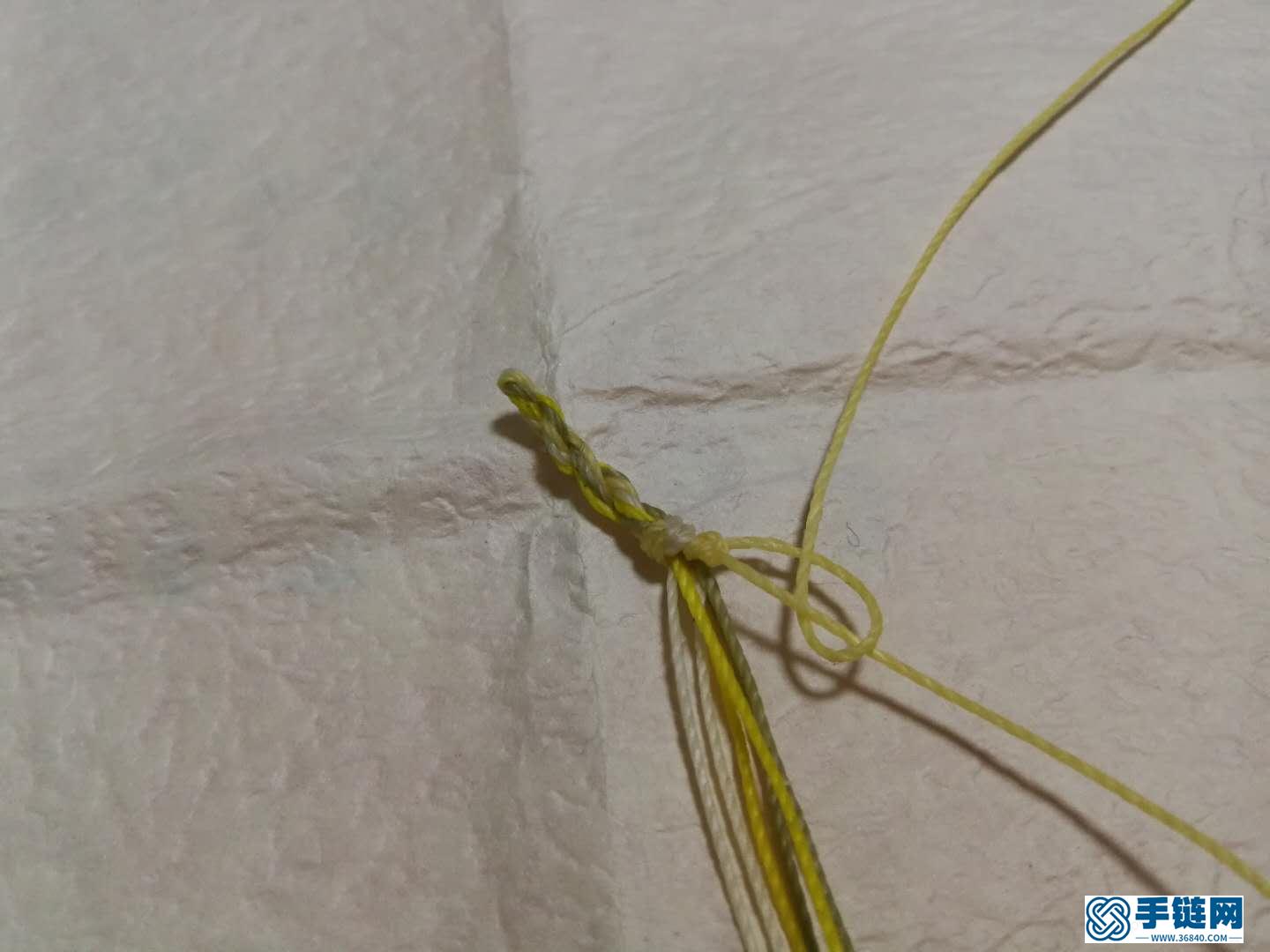 斜卷結(jié)手鏈編法教程，縷空蠟線手繩做法步驟