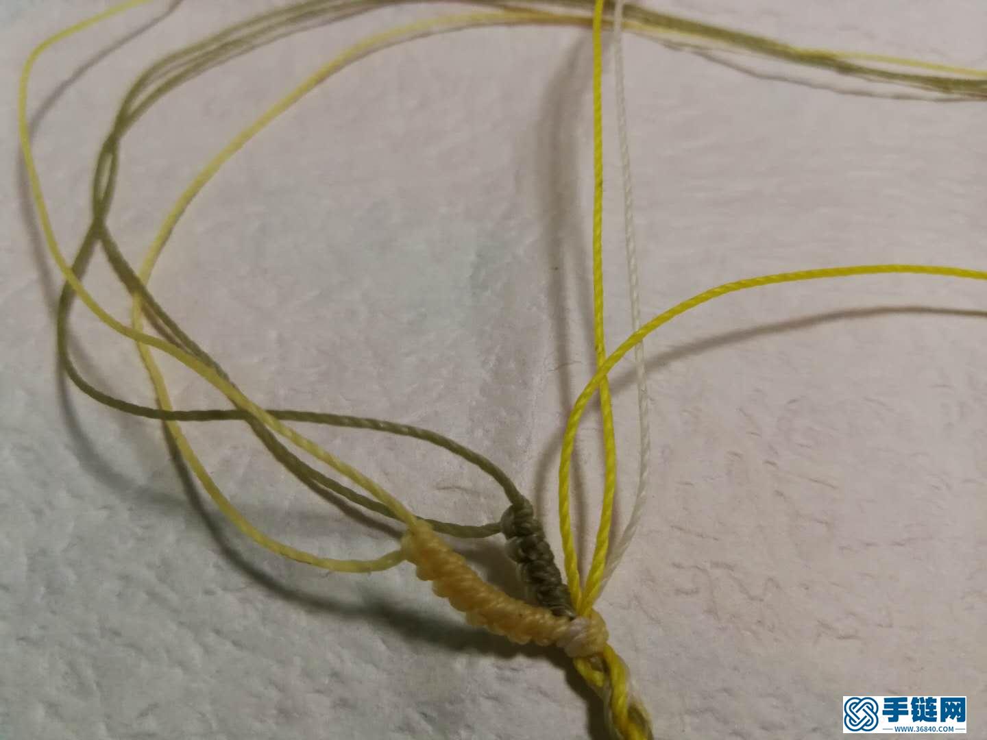 斜卷結(jié)手鏈編法教程，縷空蠟線手繩做法步驟