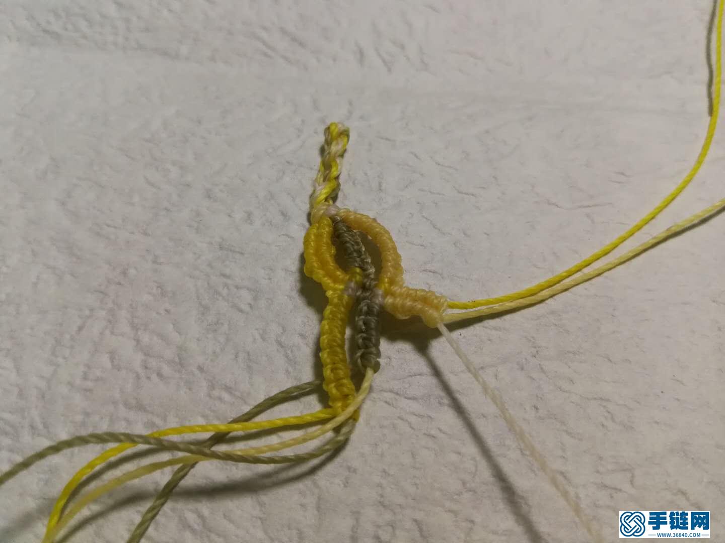 斜卷結(jié)手鏈編法教程，縷空蠟線手繩做法步驟