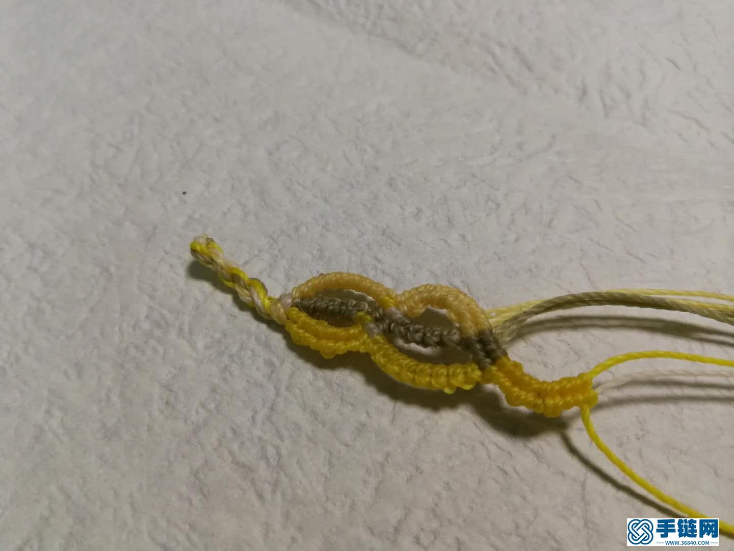 斜卷結(jié)手鏈編法教程，縷空蠟線手繩做法步驟