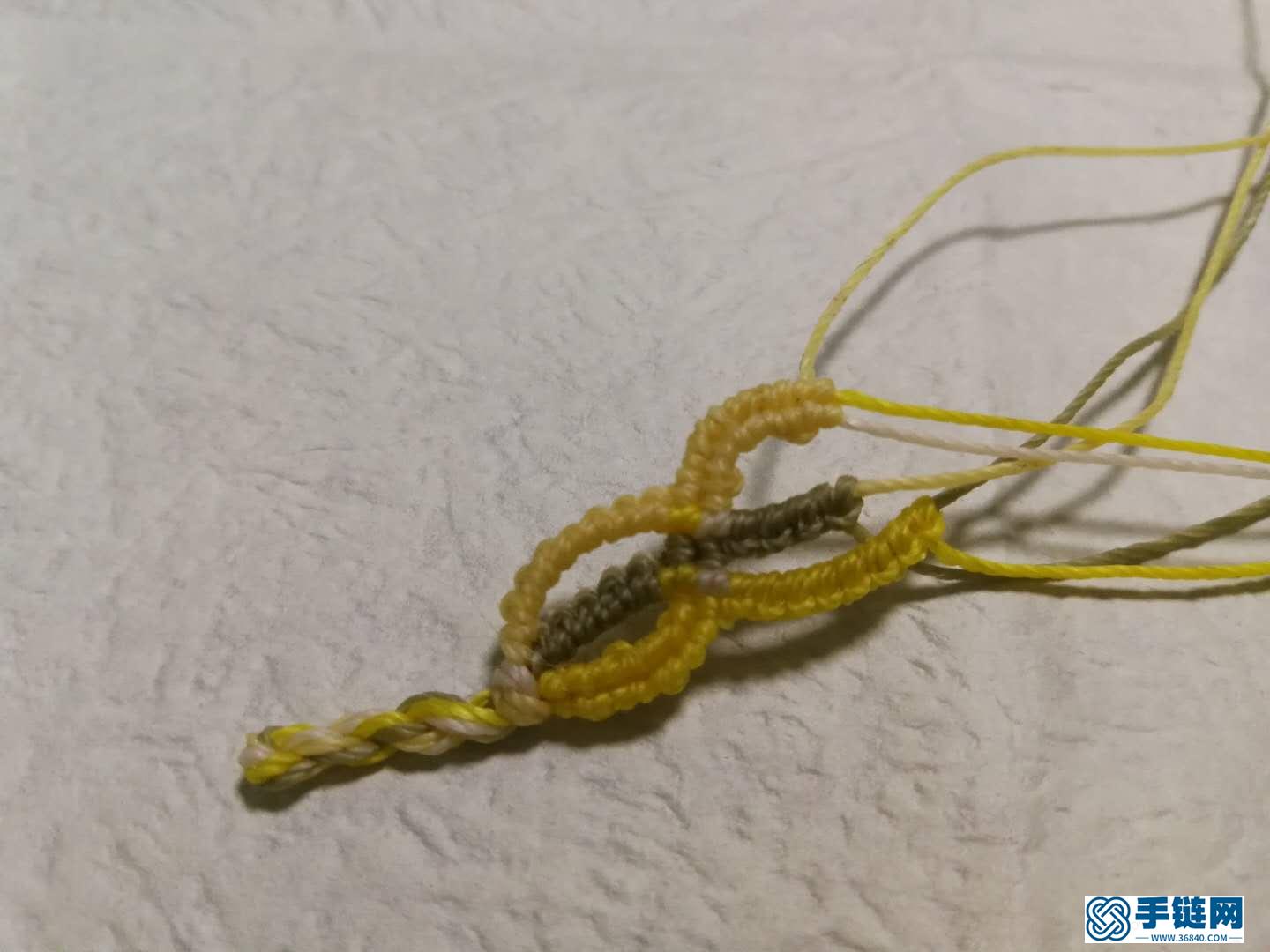 斜卷結(jié)手鏈編法教程，縷空蠟線手繩做法步驟