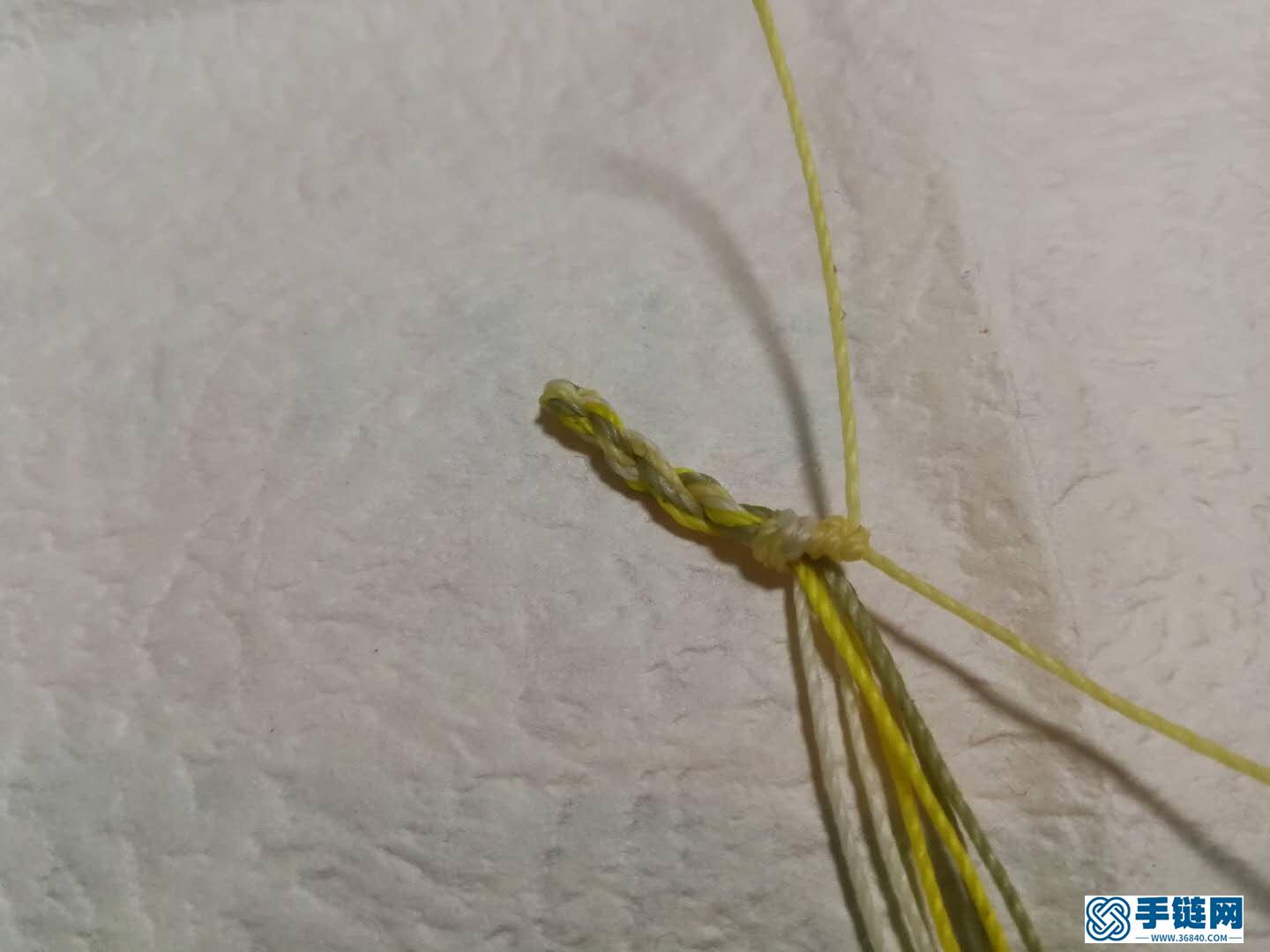 斜卷結(jié)手鏈編法教程，縷空蠟線手繩做法步驟