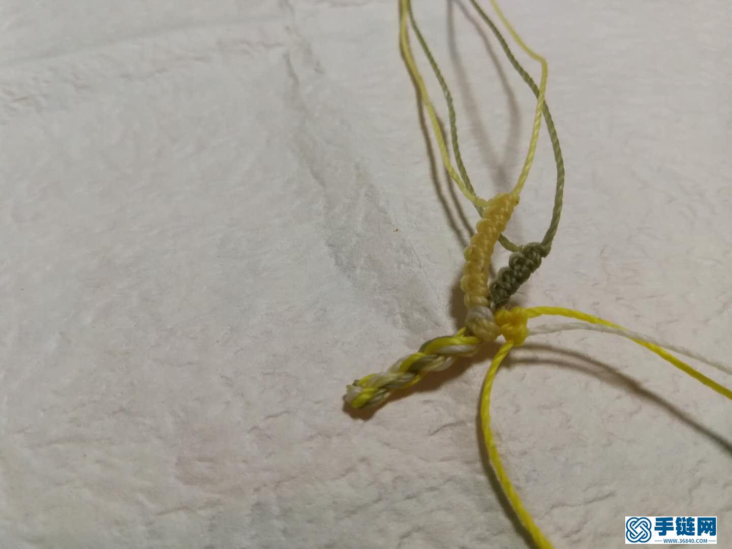 斜卷結(jié)手鏈編法教程，縷空蠟線手繩做法步驟