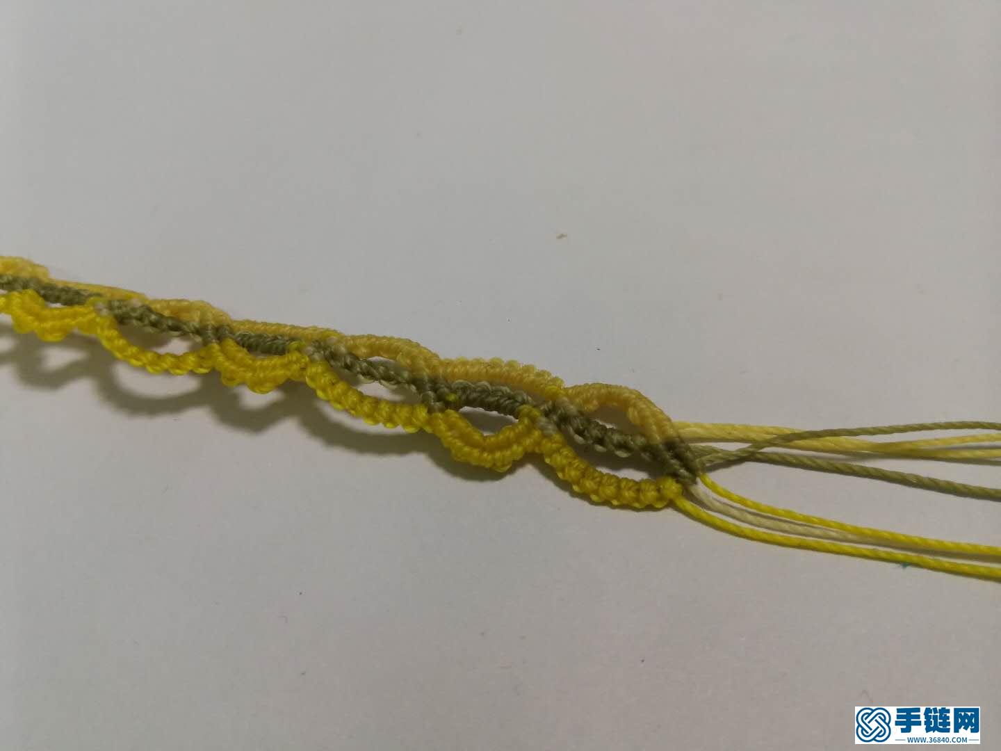 斜卷結(jié)手鏈編法教程，縷空蠟線手繩做法步驟