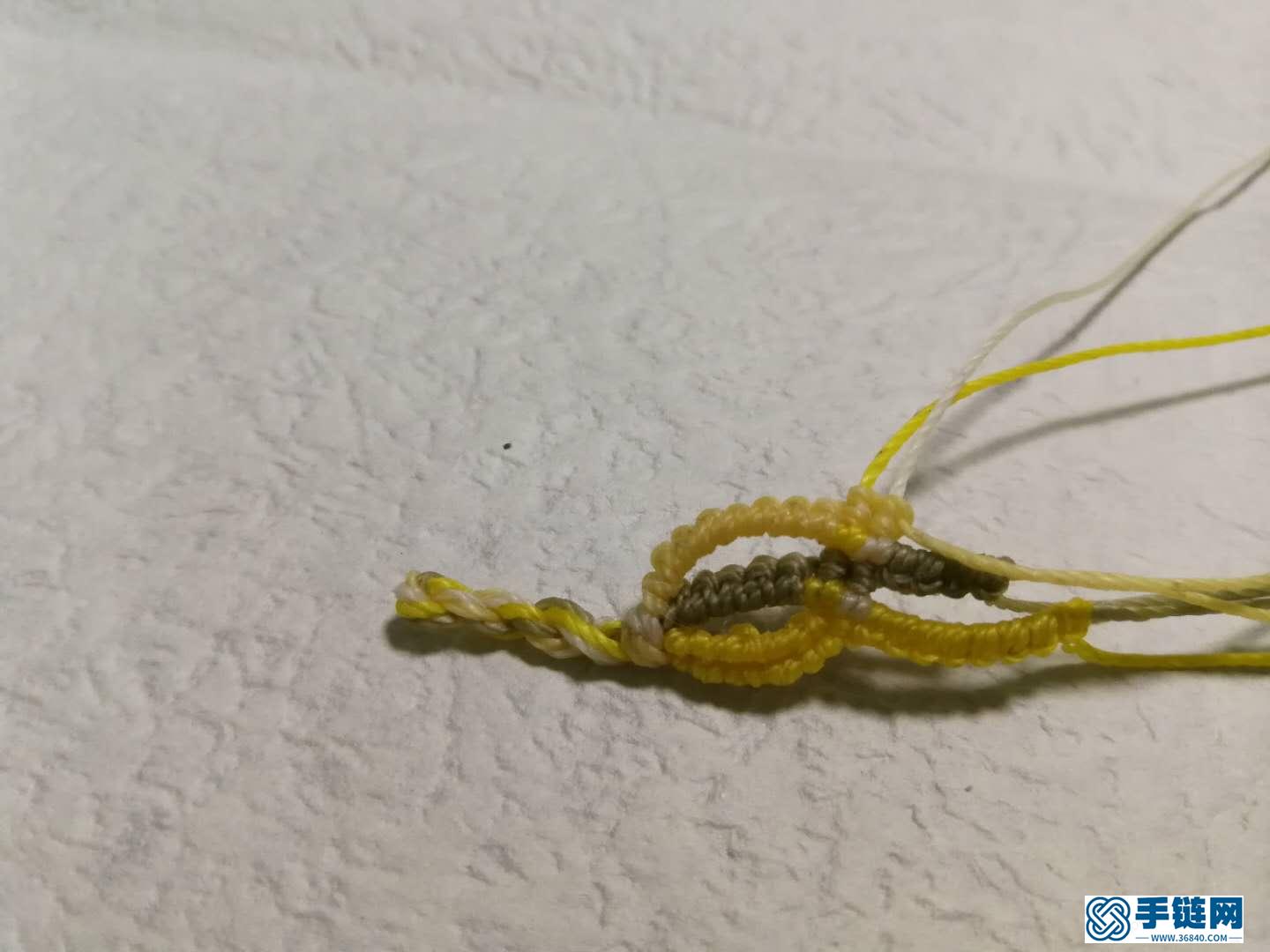 斜卷結(jié)手鏈編法教程，縷空蠟線手繩做法步驟