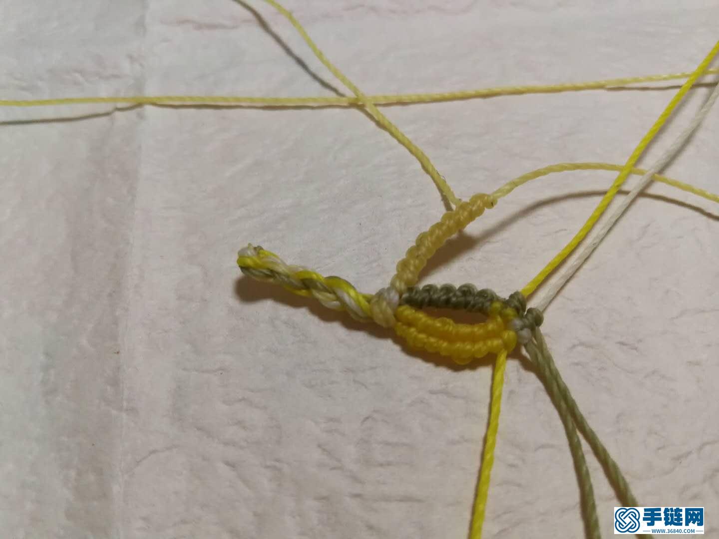 斜卷結(jié)手鏈編法教程，縷空蠟線手繩做法步驟