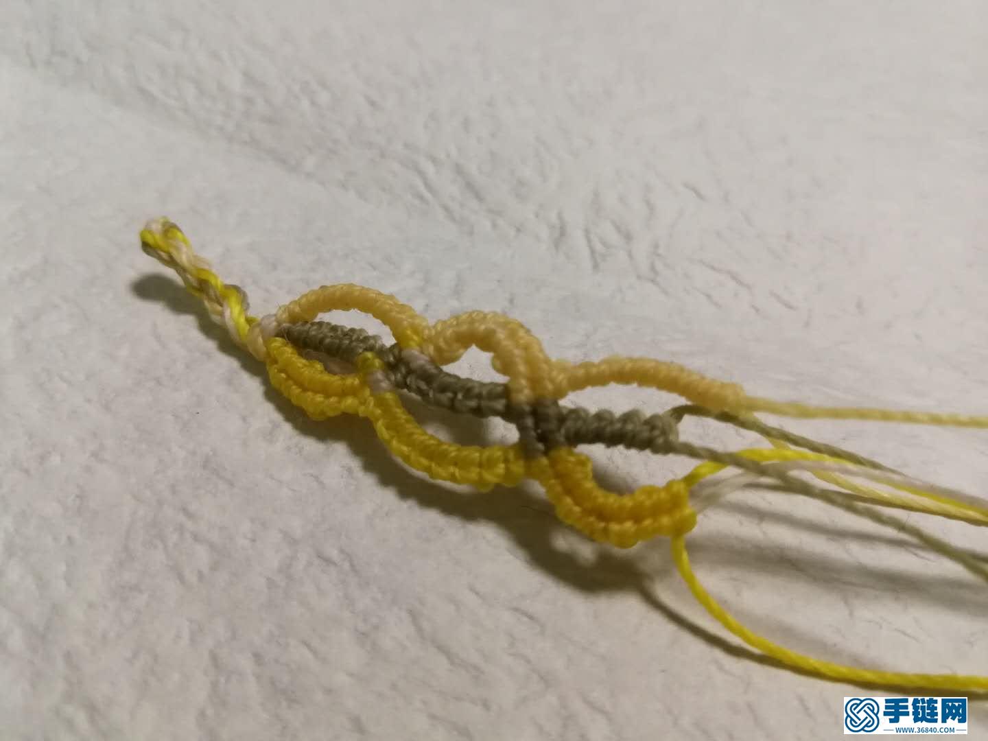 斜卷結(jié)手鏈編法教程，縷空蠟線手繩做法步驟