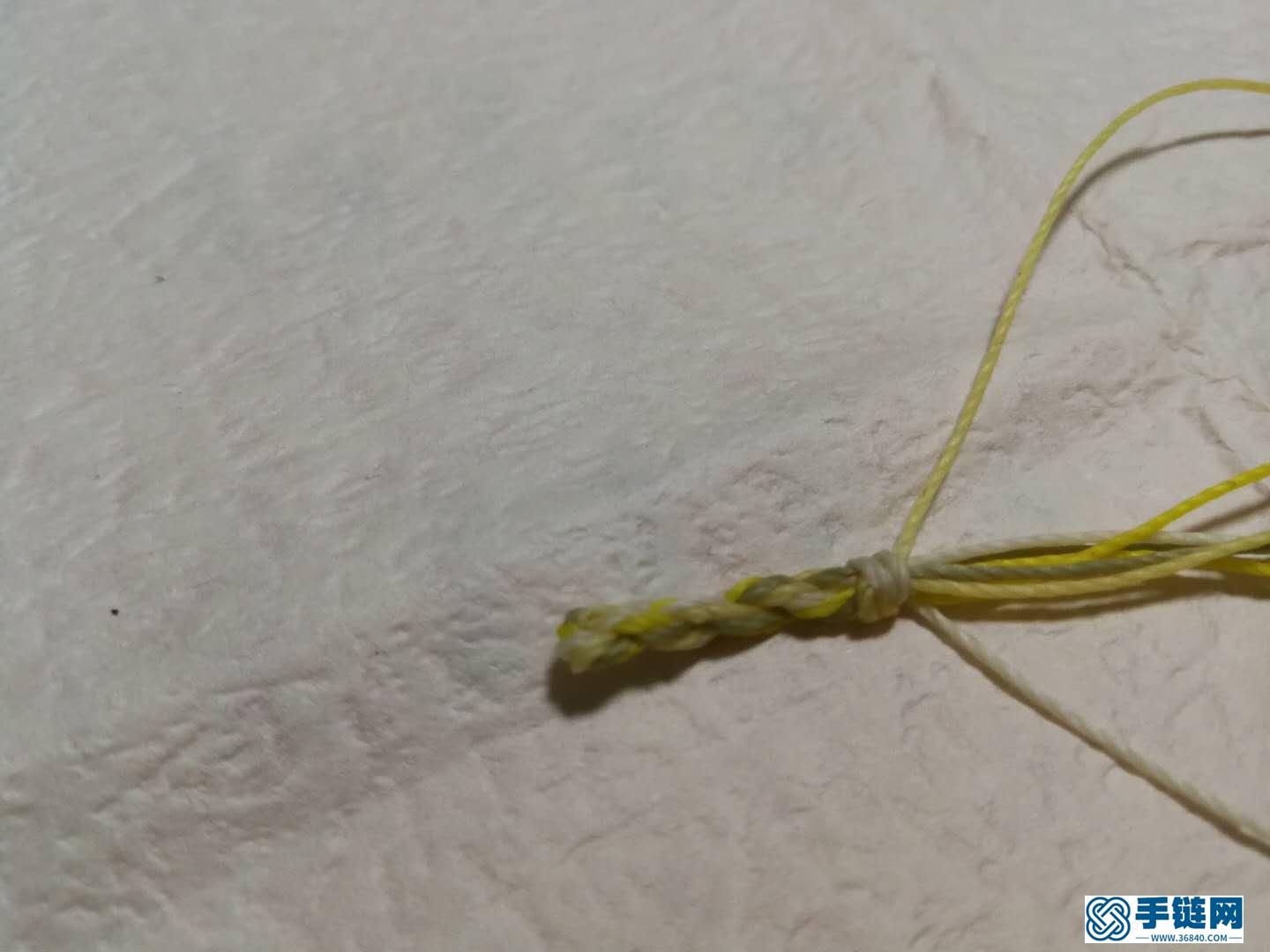 斜卷結(jié)手鏈編法教程，縷空蠟線手繩做法步驟