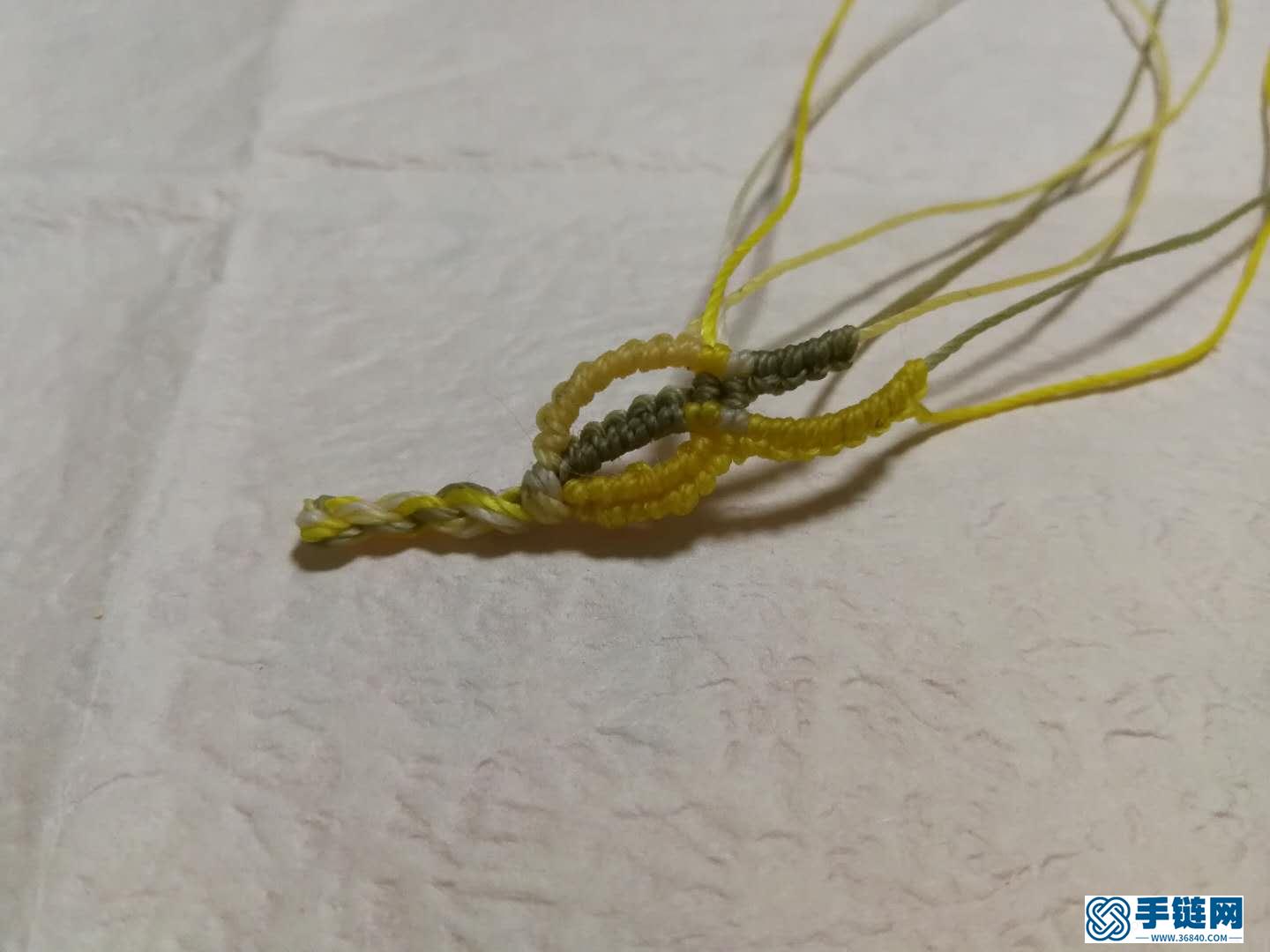 斜卷結(jié)手鏈編法教程，縷空蠟線手繩做法步驟