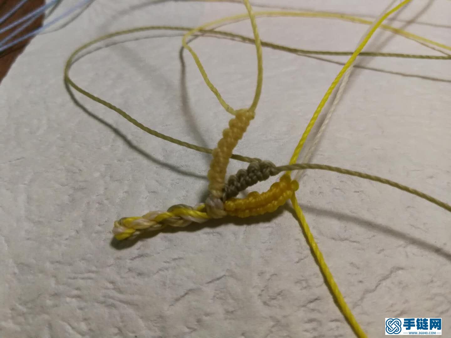 斜卷結(jié)手鏈編法教程，縷空蠟線手繩做法步驟